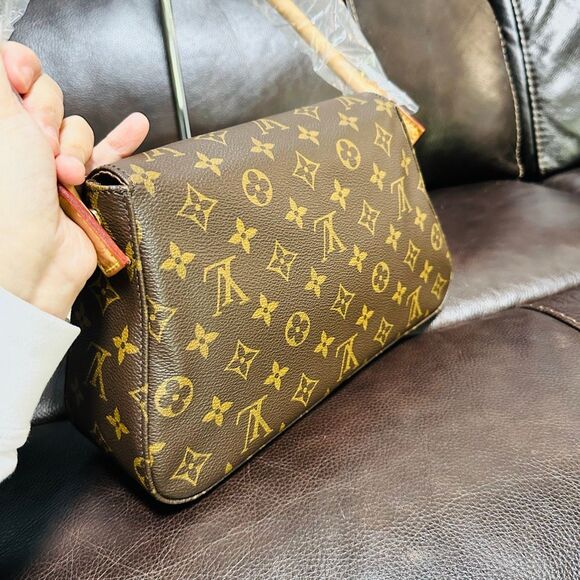 Brand New Louis Vuitton Mini Looping - Picture 6 of 15